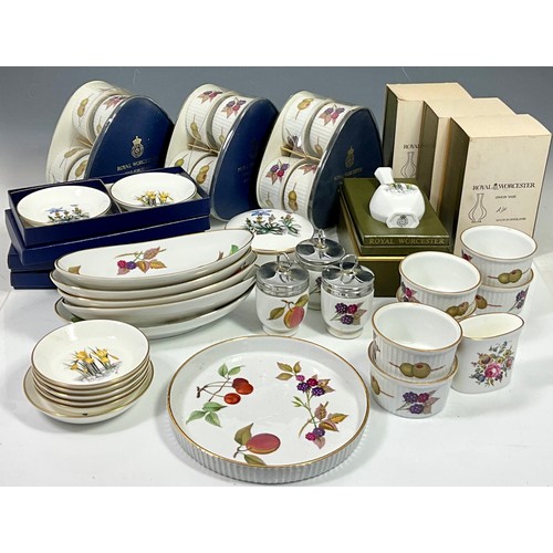 148 - BOX OF ROYAL WORCESTER EVESHAM AND OTHER ROYAL WORCESTER INC. RAMEKINS, PIN DISHES, CODDLERS, ONION ... 