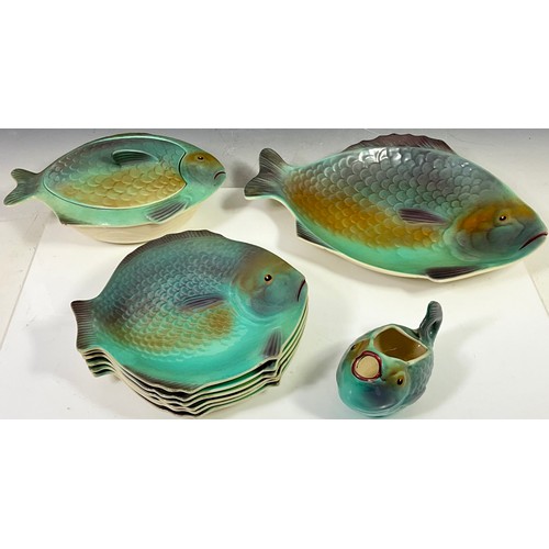 151 - SHORTER & SON FISH SET INC. SIX PLATES, A LARGE SERVING PLATTER, A LIDDED SERVING DISH AND SAUCE BOA... 