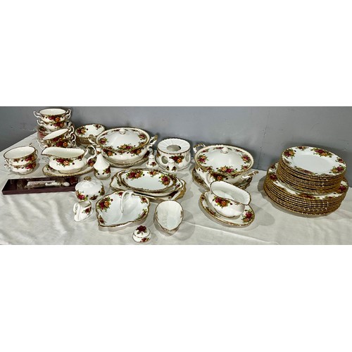 165 - ROYAL ALBERT OLD COUNTRY ROSES DINNER SERVICE