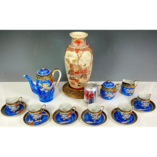 174 - JAPANESE MARUKO HAND PAINTED COFFEE SET AND A SATSUMA VASE ON A WOODEN STAND