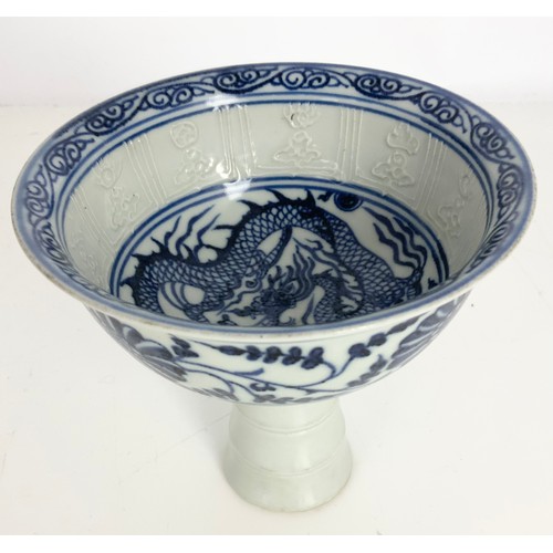 179 - 3 INTERESTING ITEMS OF ORIENTAL PORCELAIN INCLUDING A UNUSUAL BLUE & WHITE PEDESTAL BOWL WITH DRAGON... 