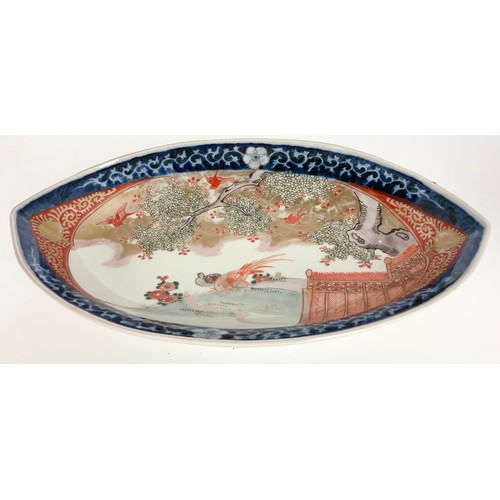 179 - 3 INTERESTING ITEMS OF ORIENTAL PORCELAIN INCLUDING A UNUSUAL BLUE & WHITE PEDESTAL BOWL WITH DRAGON... 