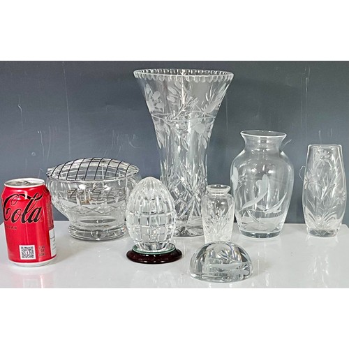 219 - BRIERLEY GLASS VASE, ROSE BOWL, A ROYAL DOULTON VASE AND OTHER CUT GLASS