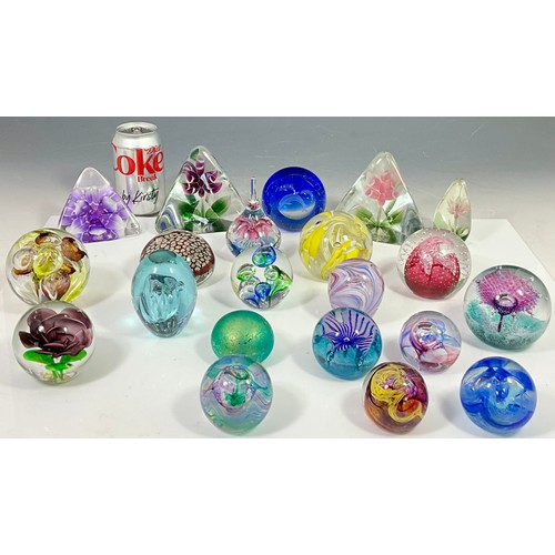 231 - COLLECTION OF PAPERWEIGHTS INC. MATS JONASSON, CAITHNESS, MURANO AND LANGHAM