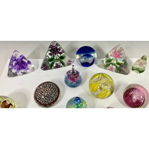 231 - COLLECTION OF PAPERWEIGHTS INC. MATS JONASSON, CAITHNESS, MURANO AND LANGHAM