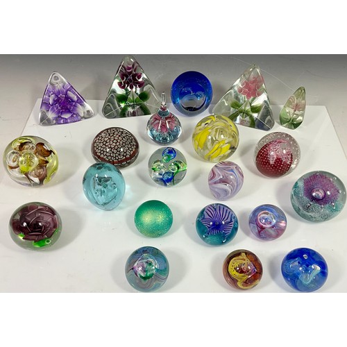 231 - COLLECTION OF PAPERWEIGHTS INC. MATS JONASSON, CAITHNESS, MURANO AND LANGHAM