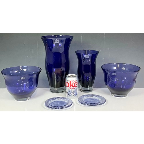 236 - COLLECTION OF BLUE GLASS VASES AND BOWLS INCLUDING STUDIO GLASS