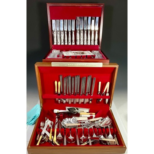 291 - A CANTEEN OF HOUSLEY INTERNATIONAL CUTLERY IN A TABLE AND A COLLECTION OF MISCELLANEOUS CUTLERY IN A... 