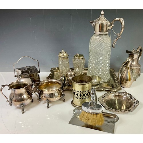 296 - GOOD SELECTION OF SILVER PLATED ITEMS INC. CRYSTAL PITCHER AND OTHER SILVER TOPPED GLASS WARE, JUGS,... 