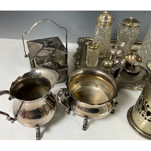 296 - GOOD SELECTION OF SILVER PLATED ITEMS INC. CRYSTAL PITCHER AND OTHER SILVER TOPPED GLASS WARE, JUGS,... 