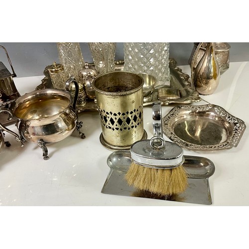 296 - GOOD SELECTION OF SILVER PLATED ITEMS INC. CRYSTAL PITCHER AND OTHER SILVER TOPPED GLASS WARE, JUGS,... 