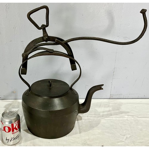 321 - RARE 18TH CENTURY IRON KETTLE TILT AND KETTLE C.1780