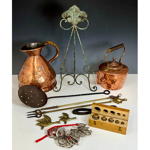 326 - COPPER KETTLE AND HARVEST JUG, AN ORNATE EASEL, A CHESTNUT ROASTER, TONGS, POKERS, BRASS FLYING DUCK... 