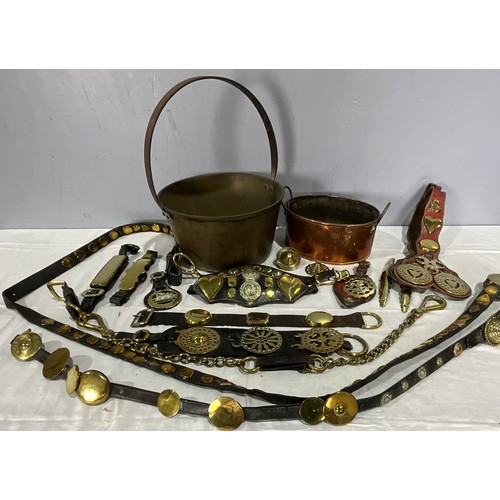 332 - BRASS JAM PAN, COPPER VESSEL (ROUND) AND COPPER VESSEL (OVAL), COLLECTION OF HORSE BRASSES