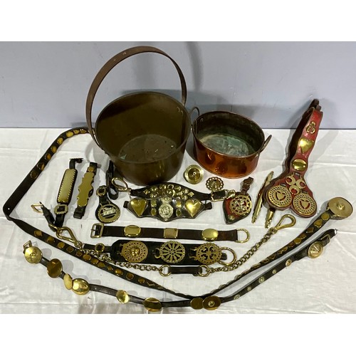 332 - BRASS JAM PAN, COPPER VESSEL (ROUND) AND COPPER VESSEL (OVAL), COLLECTION OF HORSE BRASSES