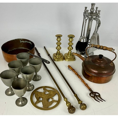 335 - MISC. METALWARE ITEMS INC. COPPER PAN AND KETTLE, PEWTER GOBLET, BRASS POKERS, CANDLESTICKS AND ISLE... 