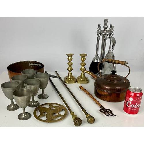 335 - MISC. METALWARE ITEMS INC. COPPER PAN AND KETTLE, PEWTER GOBLET, BRASS POKERS, CANDLESTICKS AND ISLE... 