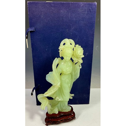 373 - A BOXED CELADON JADE FIGURE OF AN ORIENTAL LADY HOLDING A FAN ON PIERCED WOOD STAND T/W WITH ANOTHER... 