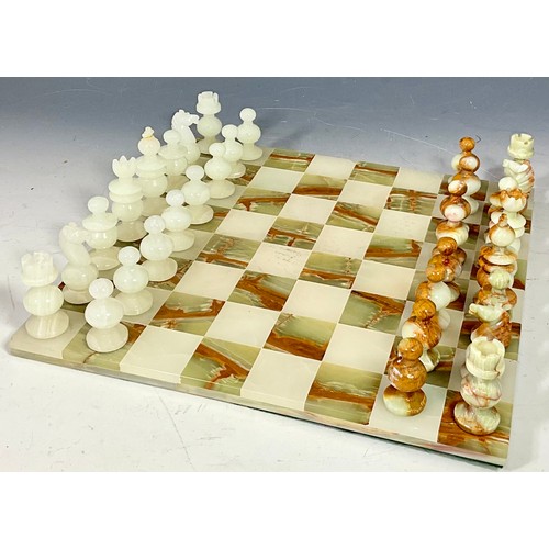 377 - VINTAGE 20TH CENTURY ONYX CHESS SET, KING HEIGHT 9CM