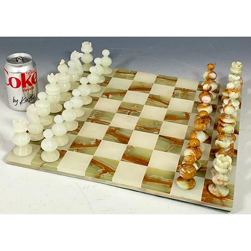 377 - VINTAGE 20TH CENTURY ONYX CHESS SET, KING HEIGHT 9CM