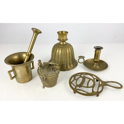 329 - COLLECTABLE BRASSWARE INC GRADUATED CUPS / WEIGHTS , PESTAL & MORTAR , CHAMBERSTICK FLUTED FUNNEL ET... 