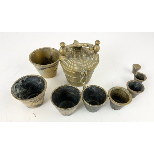 329 - COLLECTABLE BRASSWARE INC GRADUATED CUPS / WEIGHTS , PESTAL & MORTAR , CHAMBERSTICK FLUTED FUNNEL ET... 