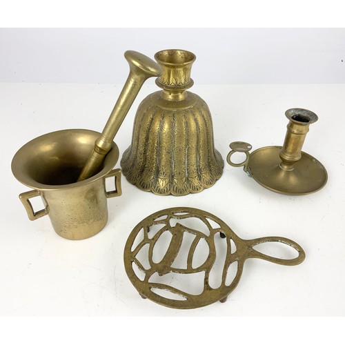 329 - COLLECTABLE BRASSWARE INC GRADUATED CUPS / WEIGHTS , PESTAL & MORTAR , CHAMBERSTICK FLUTED FUNNEL ET... 