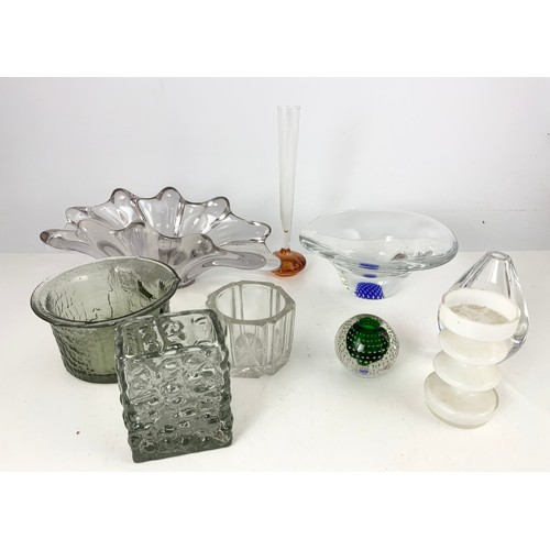 217 - QUANTITY OF ART GLASS INC VASES  & BOWLS