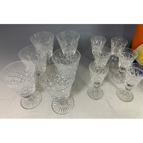 244 - MIXED GOOD QUALITY DRINKING GLASSES WITH A BOXED DARTINGTON CRYSTAL TULIP VASE FROM THE FLORABUNDEN ... 