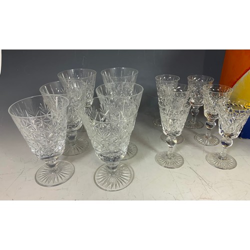 244 - MIXED GOOD QUALITY DRINKING GLASSES WITH A BOXED DARTINGTON CRYSTAL TULIP VASE FROM THE FLORABUNDEN ... 