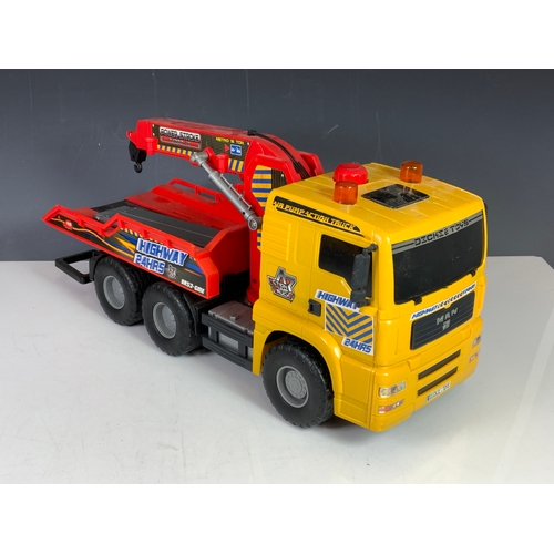 190 - LARGE SCALE MODEL LORRY DICKIE TOYS MAN WITH CRANE, SEPARATE RECOVERY OR HEAVY HAULAGE TRAILER. FREE... 