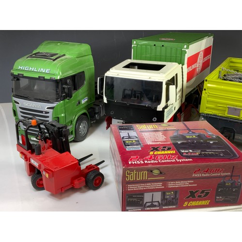 189 - RADIO CONTROLLED AND LARGE SCALE MODEL LORRY. A SCANIER HIGHLINE PART BUILT, FREEWHEELING AND REAR F... 