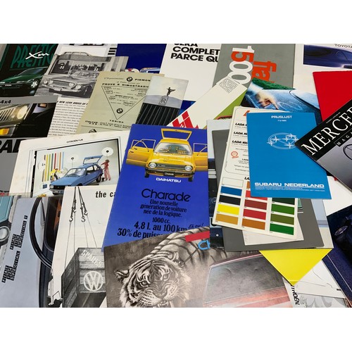 28 - A GOOD SELECTION OF MOTOR CAR BROCHURES, A VARIED SELECTION, MANY MAKES AND MODELS.