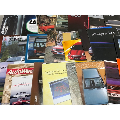 29 - CAR BROCHURES, A LARGE BOX OF MOTORING BROCHURES, BOOKLETS ETC, VARIOUS MODELS AND MAKES