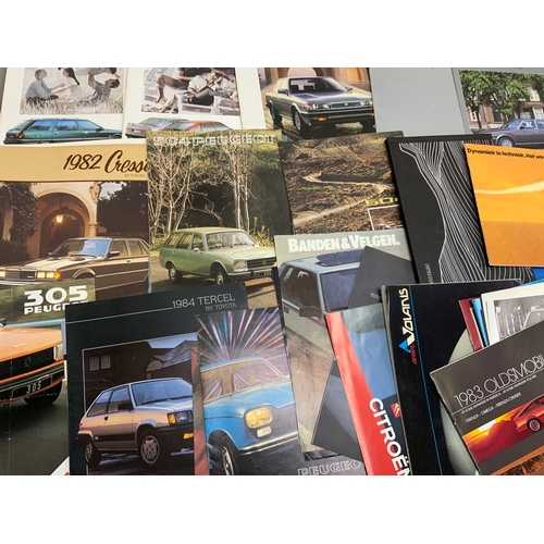 29 - CAR BROCHURES, A LARGE BOX OF MOTORING BROCHURES, BOOKLETS ETC, VARIOUS MODELS AND MAKES