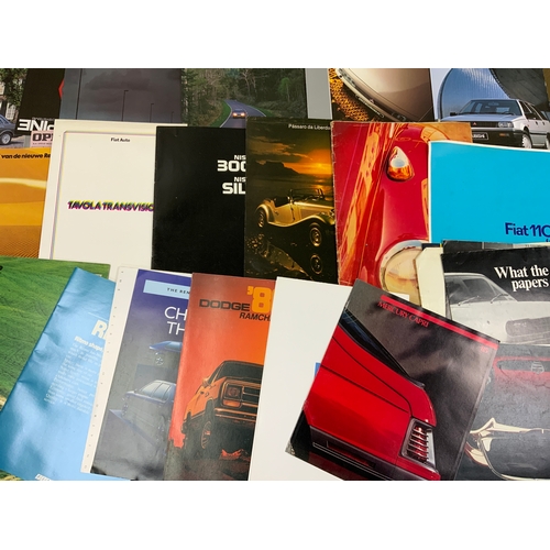 29 - CAR BROCHURES, A LARGE BOX OF MOTORING BROCHURES, BOOKLETS ETC, VARIOUS MODELS AND MAKES