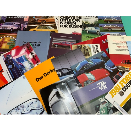 29 - CAR BROCHURES, A LARGE BOX OF MOTORING BROCHURES, BOOKLETS ETC, VARIOUS MODELS AND MAKES