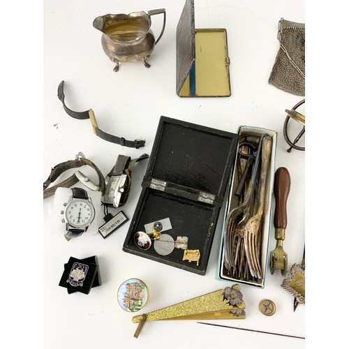 386 - CURIOS INC SILVER PLATED WARE , MENS WATCHES, BADGES, BOTTLE TOKENS, COMPACT ETC