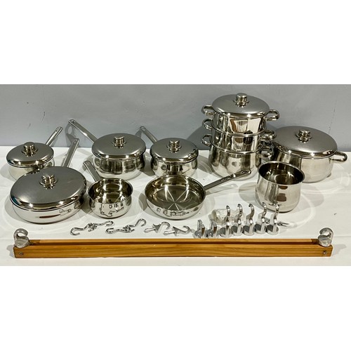 404 - SET OF STAINLESS STEEL SAUCEPANS AND A HANGING RACK