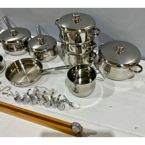 404 - SET OF STAINLESS STEEL SAUCEPANS AND A HANGING RACK