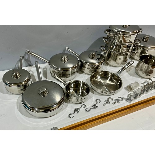 404 - SET OF STAINLESS STEEL SAUCEPANS AND A HANGING RACK