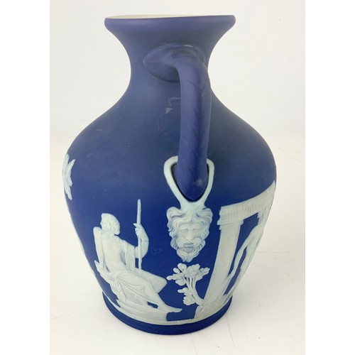 34 - WEDGWOOD DARK BLUE JASPERWARE PORTLAND TWIN HANDLED VASE  18cm TALL