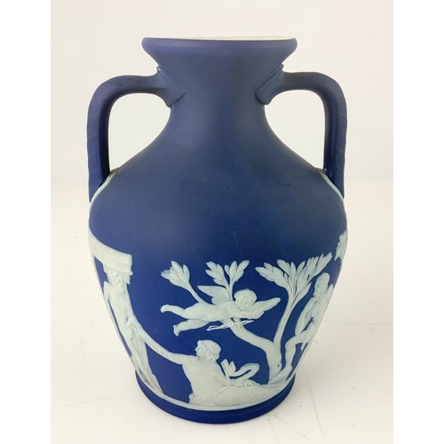 34 - WEDGWOOD DARK BLUE JASPERWARE PORTLAND TWIN HANDLED VASE  18cm TALL