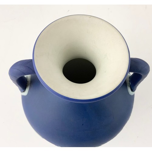 34 - WEDGWOOD DARK BLUE JASPERWARE PORTLAND TWIN HANDLED VASE  18cm TALL