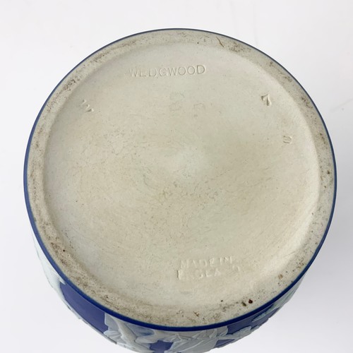 34 - WEDGWOOD DARK BLUE JASPERWARE PORTLAND TWIN HANDLED VASE  18cm TALL