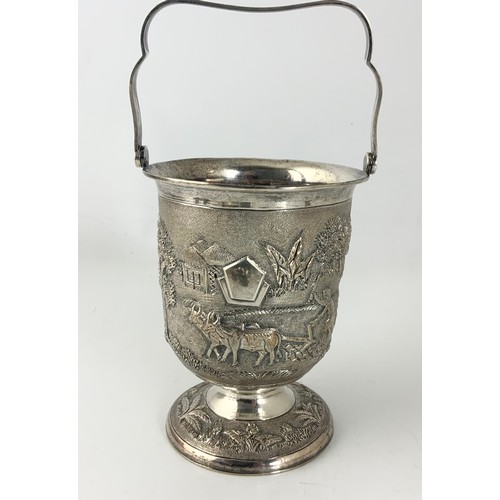 312 - STYLISH STERLING SILVER ICE BUCKET WITH EMBOSSED DECORATION 525g  STAMPED STERLING SILVER WITH A PAI... 