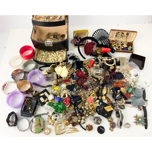 443 - LARGE QUANTITY OF MIXED COSTUME JEWELLERY ETC MIXED VINTAGE INC BROOCHES , NECKLACES BANGLES ETC