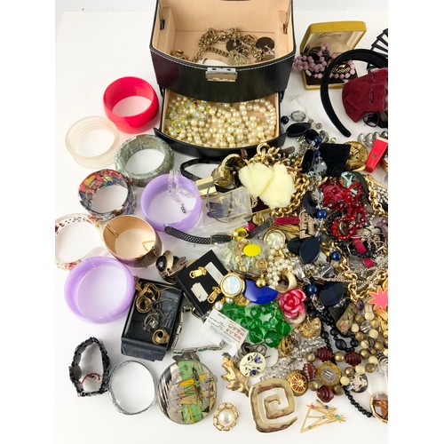 443 - LARGE QUANTITY OF MIXED COSTUME JEWELLERY ETC MIXED VINTAGE INC BROOCHES , NECKLACES BANGLES ETC