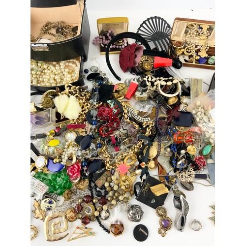 443 - LARGE QUANTITY OF MIXED COSTUME JEWELLERY ETC MIXED VINTAGE INC BROOCHES , NECKLACES BANGLES ETC