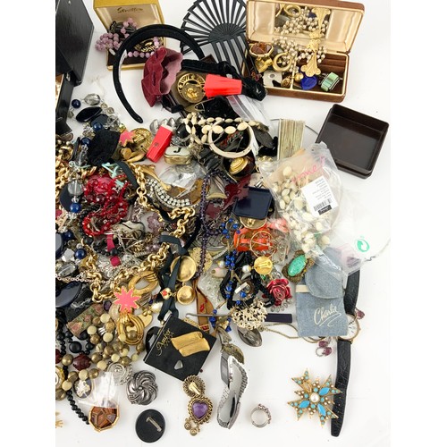 443 - LARGE QUANTITY OF MIXED COSTUME JEWELLERY ETC MIXED VINTAGE INC BROOCHES , NECKLACES BANGLES ETC